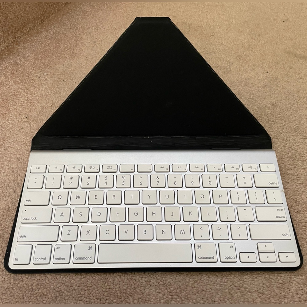 Apple Keyboard with Incase Keyboard Case - Picture 3 of 6